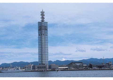 秋田ポートタワー「セリオン」の外観